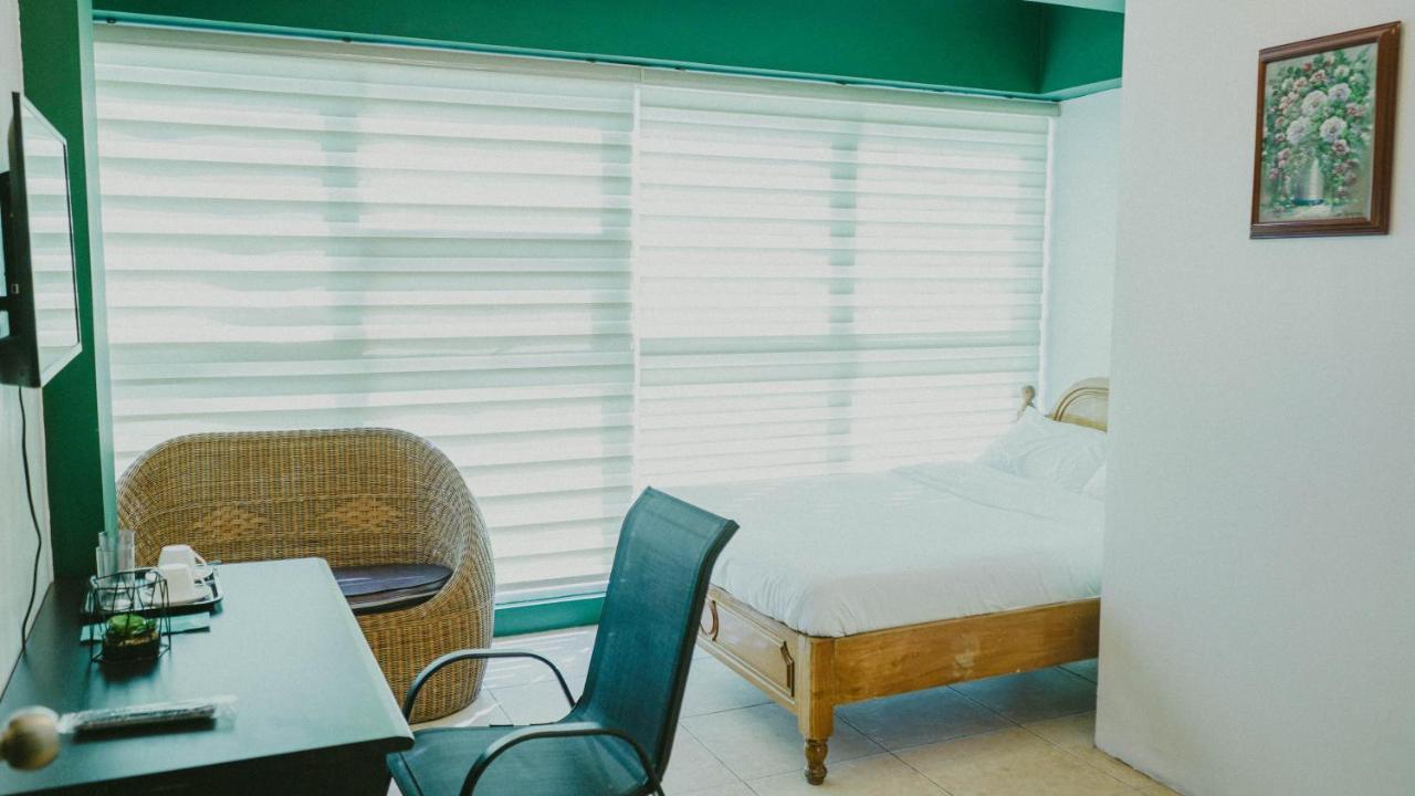 2428 Suites Urdaneta Exterior photo