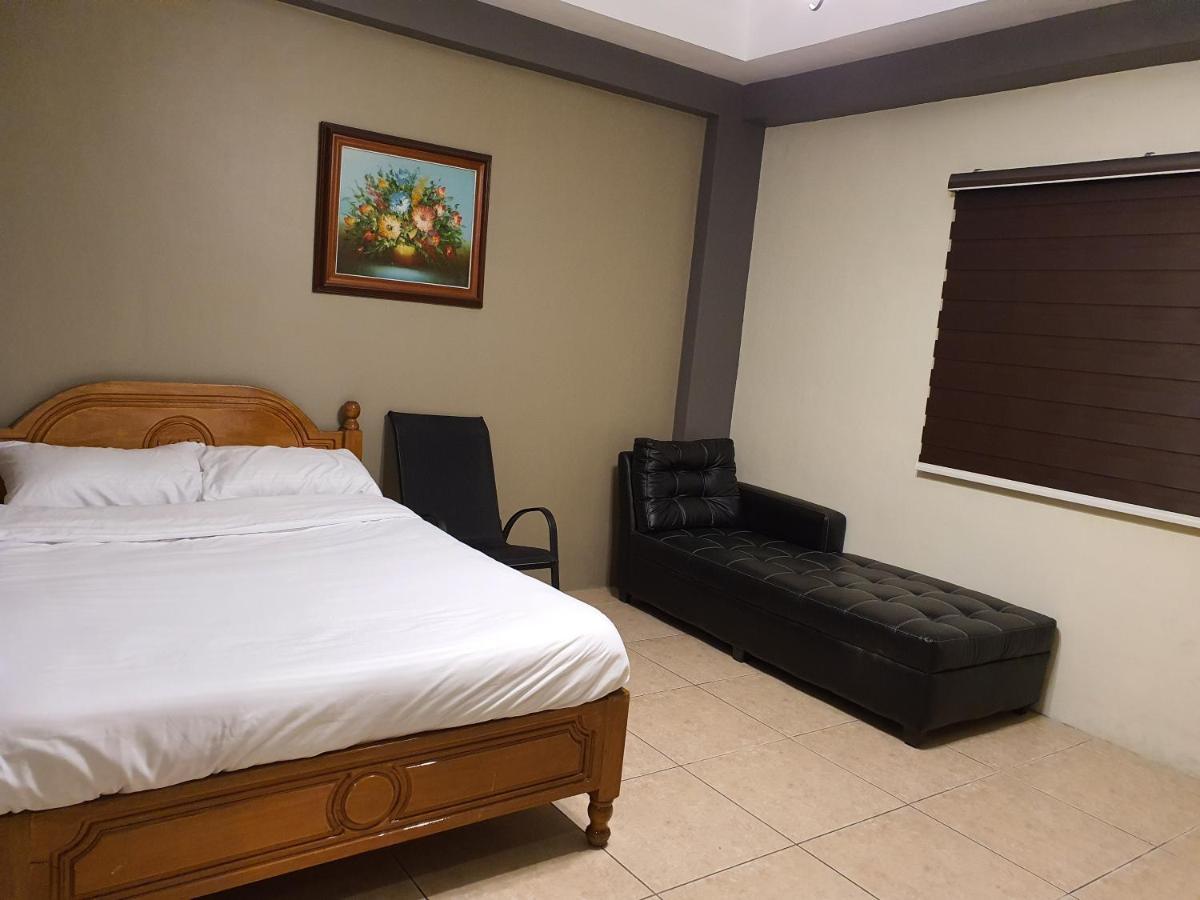 2428 Suites Urdaneta Exterior photo